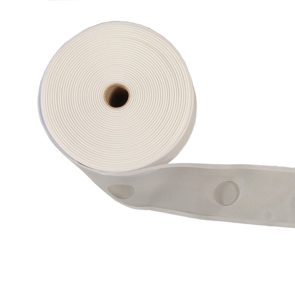 Transparant gordijnband met een breedte van 10cm met voorgestanste openingen voor het plaatsen van zeilringen