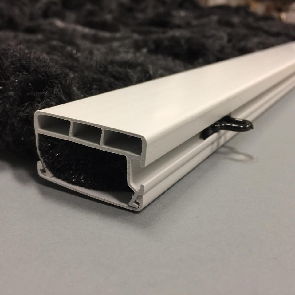 Zwart deurgordijn met een afmeting van 120x240 cm