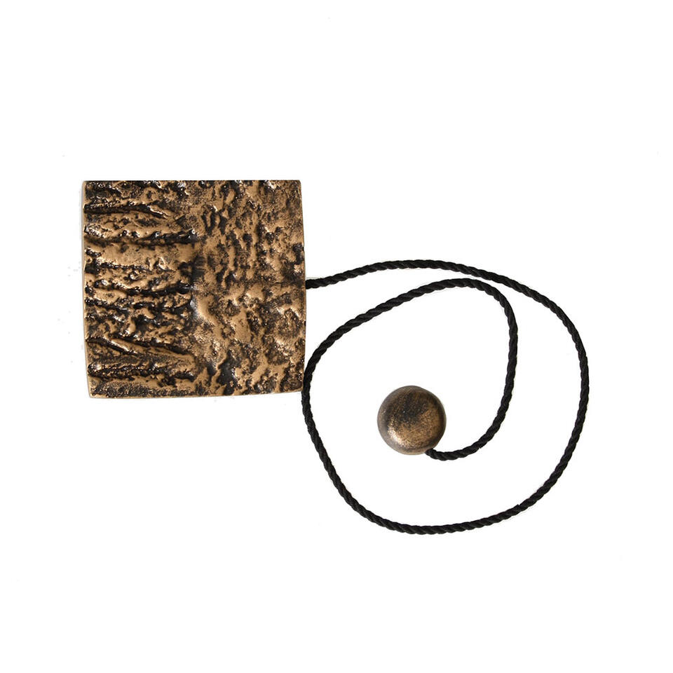 Magneet embrasse met brons/goud en zwarte kleuren, uitgevoerd met een zwarte viscose koord en knoppen van hars